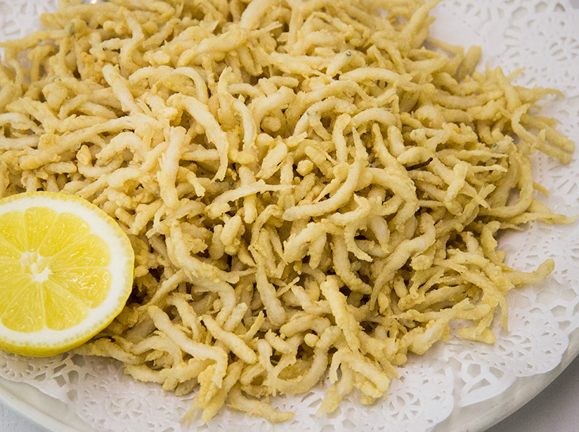 Comerás el mejor pescado frito de la ciudad en Los Mellizos de Málaga.