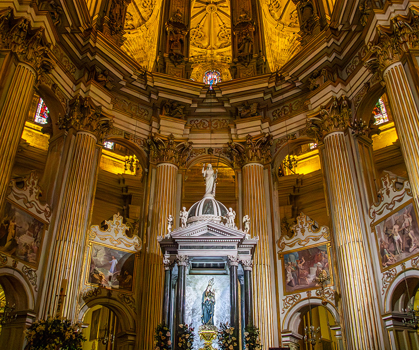 La catedral de Málaga, con su única torre, merece una visita cuando estés de vacaciones en la ciudad.
