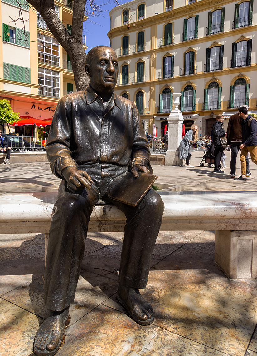 En Málaga se alza una escultura de Picassco que mira a la plaza de la Merced.