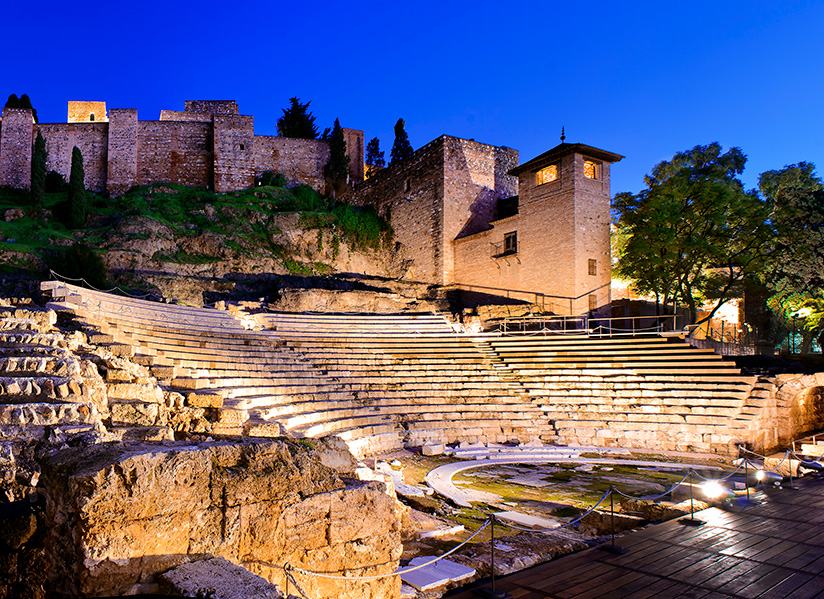 Situado a los pies de la Alcazaba, el teatro romano de Málaga se construyó en el año 100 a.C.