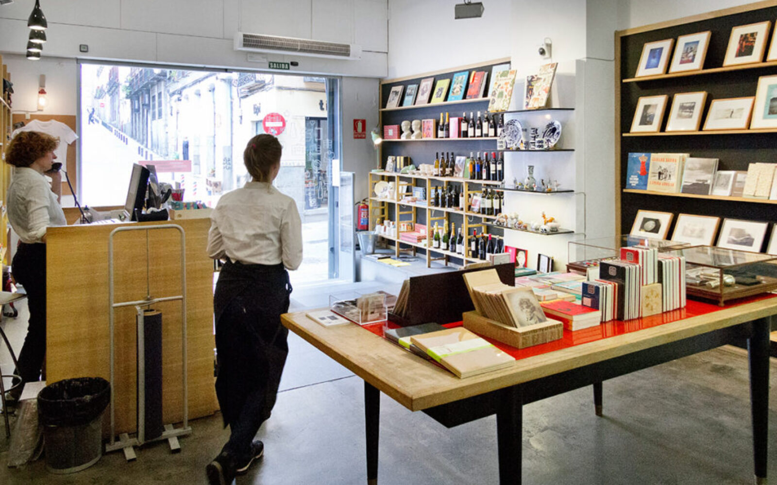 Køb fotobøger som souvenir i La Fábricas butik i Madrid