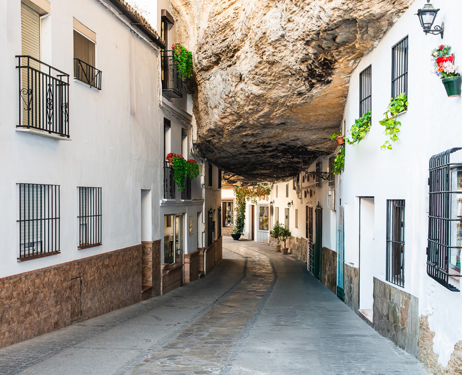 Setenil de las Bodegas: White village built into cliffs