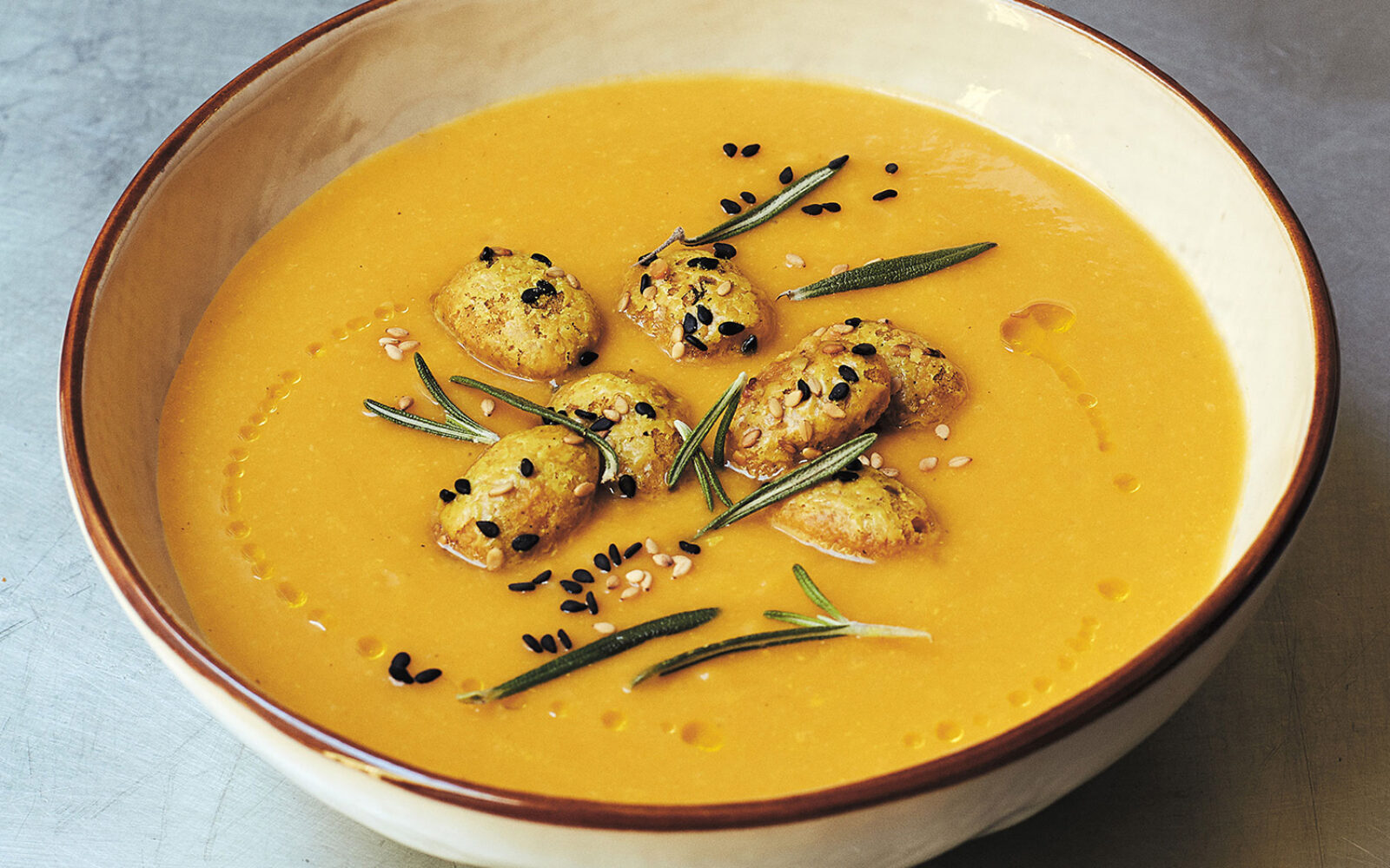 Græskar- og ingefærsuppe med Ras el Hanout-krydrede mandler