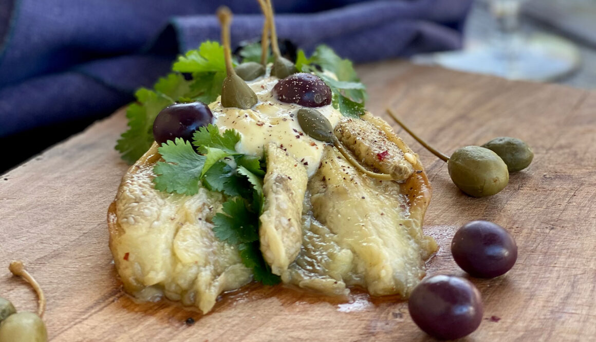 Opskrift: Grillede hele auberginer med kapers, sorte oliven og hvidløgscreme